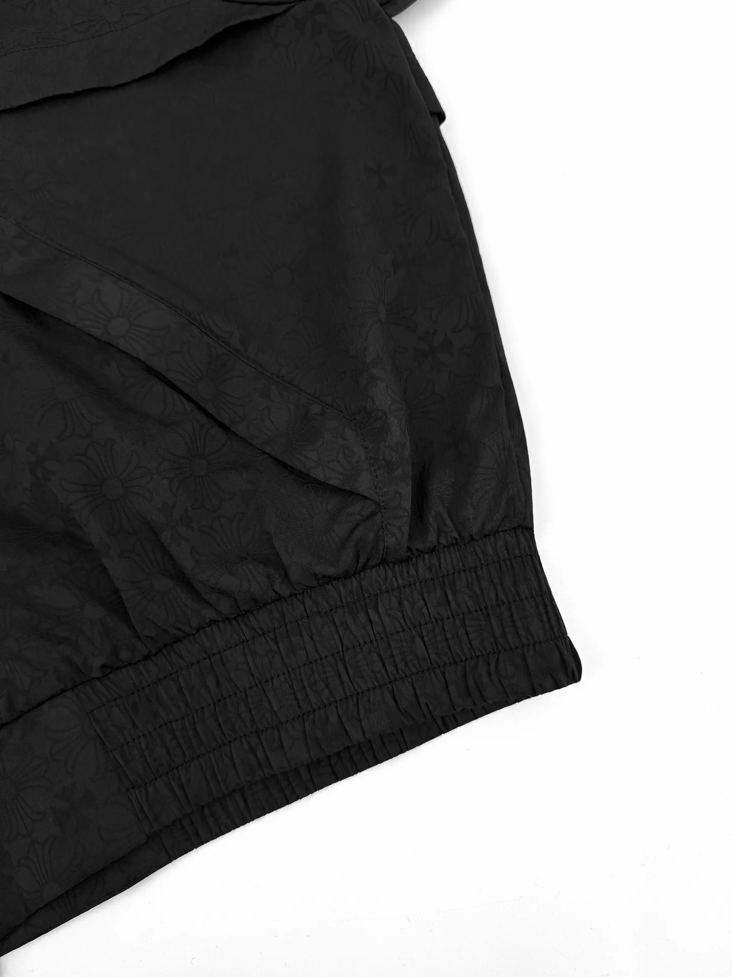 P610 Chrome Hearts full-print dark pattern zipper jacket. Customized phantom floral silk woven fabric. Excellent texture. Comfortable and close to the skin. Mainly based on obsidian black. Like star trails under the night. Encounter the CH pattern covering the body. Derived from the brand's profound cultural heritage. Quietly emerging in a looming manner. Dark pattern aesthetics. Rebellious compatibility. Low-key edge. Full of recognition. Interpretation of unparalleled fashion style. Casual sophistication. Make every touch a ceremonial experience. Process 1: Fabric jacquard technology. By weaving a full-width CH dark jacquard texture technology on the surface of the fabric, control the interweaving method of warp and weft lines. Precisely control the interweaving density and tension of the yarn to make it more three-dimensional. Process 2: Use glue printing. The printing has been modified three times with the film screen. Use glue liquid paint to print the pattern on the fabric. Bake the fabric to fix the printing pattern. Technique 3: Infrared positioning cutting machine. The precise positioning of materials is achieved through infrared emitters and infrared receivers. The accuracy can reach the micron level, thereby meeting the effect of high-precision cutting of alignment strips. Process 4: The fabrics are washed and have a better hand feel. They are not easy to deform, not easy to shrink, not easy to fade, and maintain long-term beauty. Accessories: Customized 1:1 CH zippers, customized 1:1 CH snap buttons, customized 1:1 CH leather main wheat, customized 1:1 CH leather code labels. Customized 1:1 CH trademark Fit: Loose fit Size: S M L XL Style number: CC902